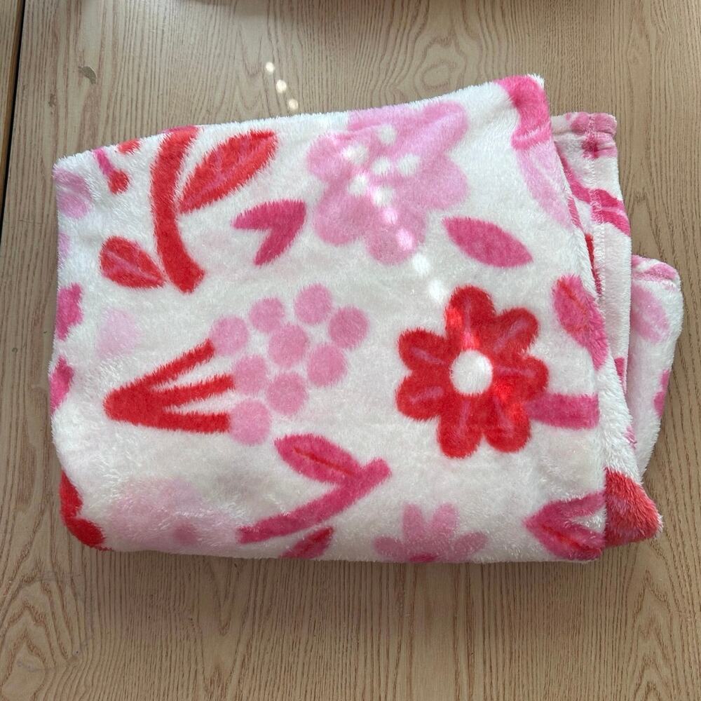 New Room Essentials Plush Fleece Throw Blanket Red White Pink Flowers 🌺 50”x60”